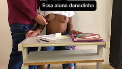 Durante o recreio professor e aluna ficaram sozinhos na sala de aula onde o professor acabou comendo Thumb